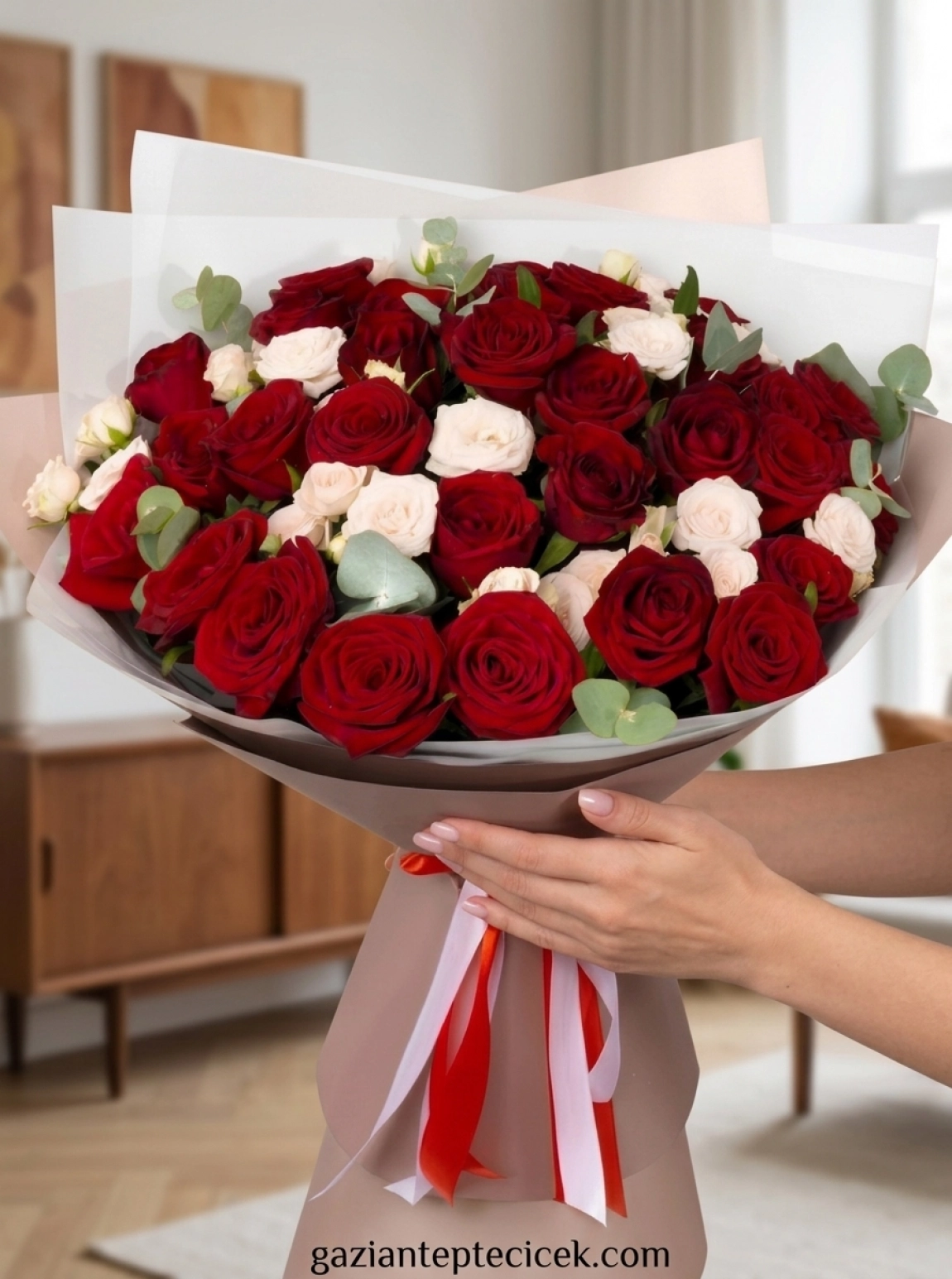 29 Kırmızı Gül Ve 12 Beyaz Gül Buketi